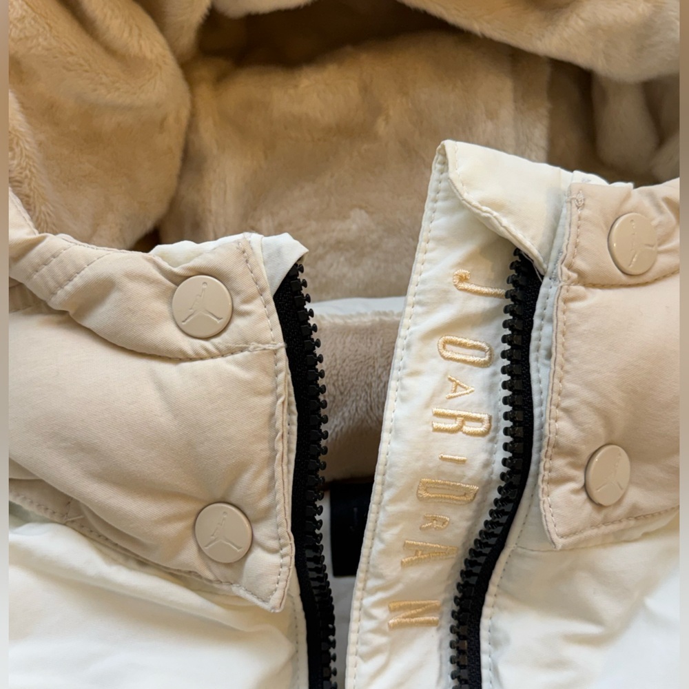 Nike Jordan White Puffer  Jscket with Tan Hood ,Unisex NWOT size XL YOUTH - Picture 11 of 16